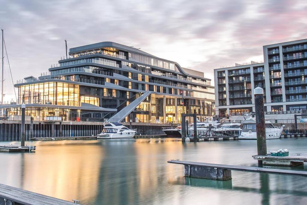 Southampton City Vibes: Central Apartment with Outdoor Space Exterior photo