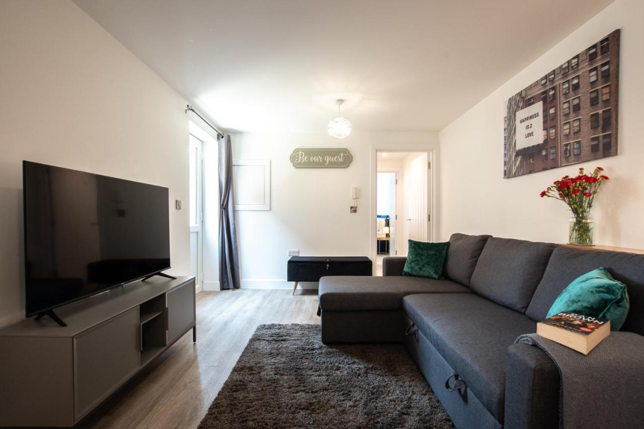 Southampton City Vibes: Central Apartment with Outdoor Space Exterior photo