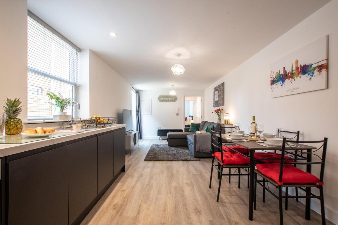 Southampton City Vibes: Central Apartment with Outdoor Space Exterior photo