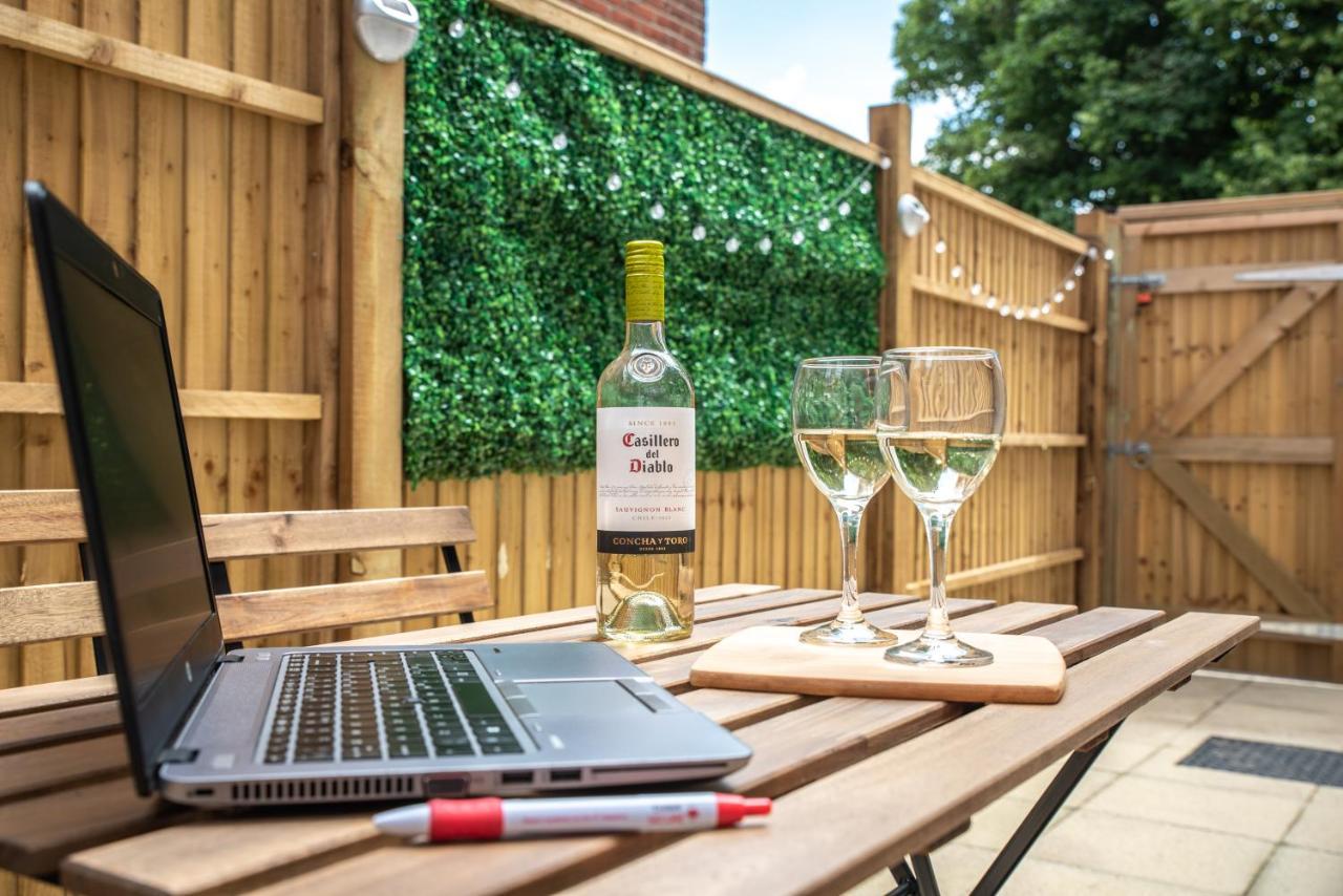 Southampton City Vibes: Central Apartment with Outdoor Space Exterior photo