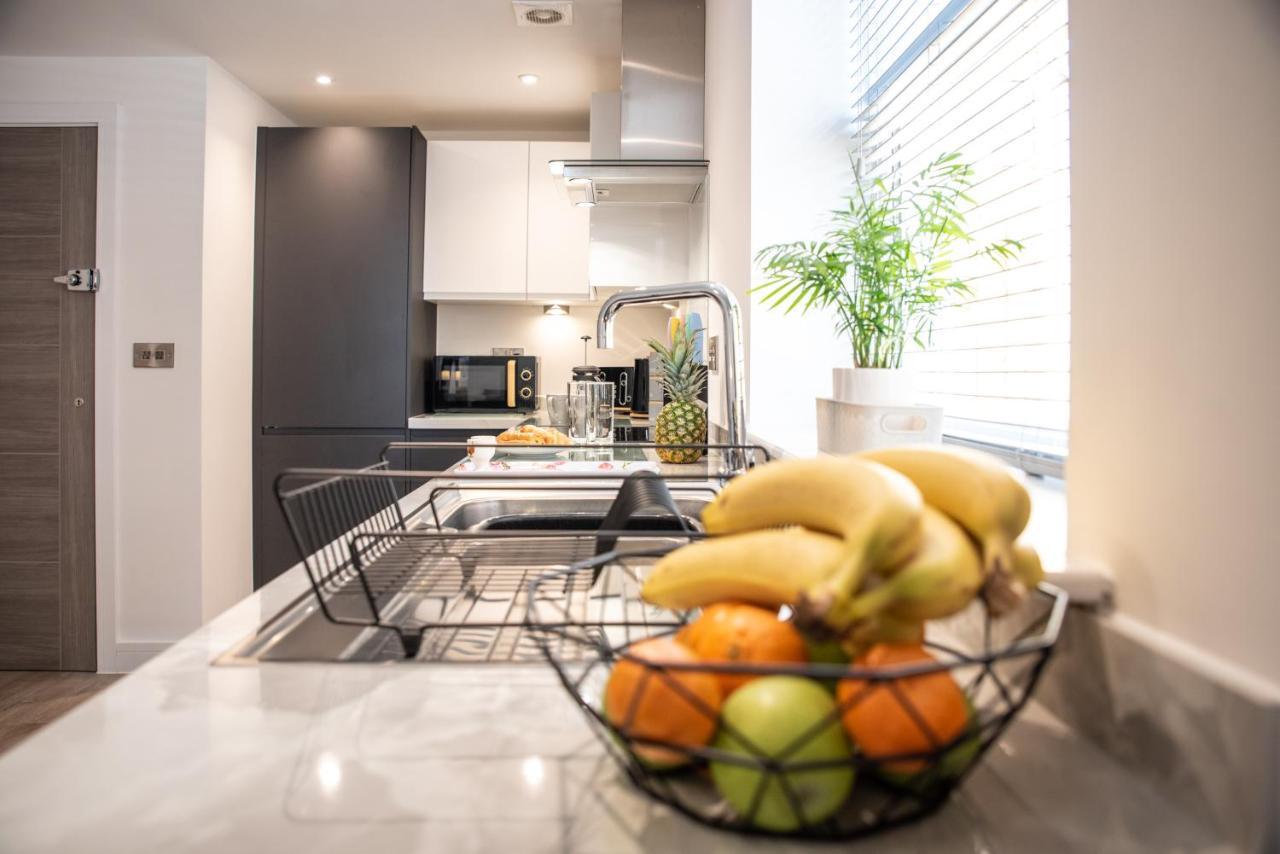 Southampton City Vibes: Central Apartment with Outdoor Space Exterior photo