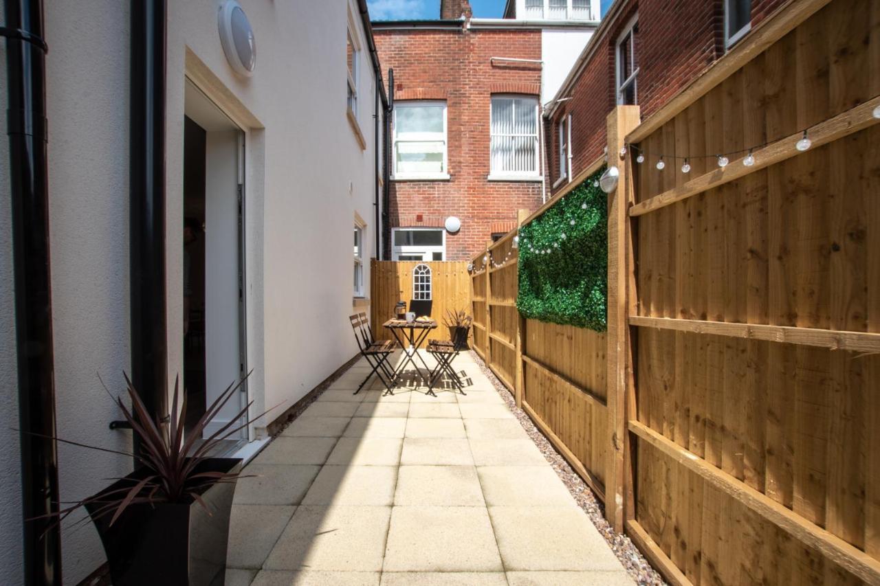 Southampton City Vibes: Central Apartment with Outdoor Space Exterior photo