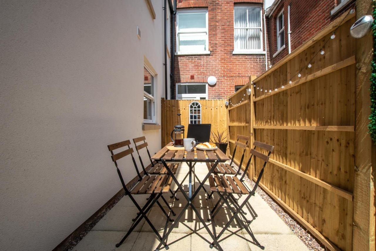 Southampton City Vibes: Central Apartment with Outdoor Space Exterior photo