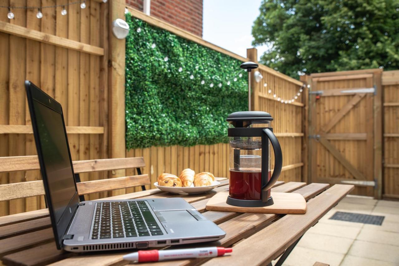 Southampton City Vibes: Central Apartment with Outdoor Space Exterior photo