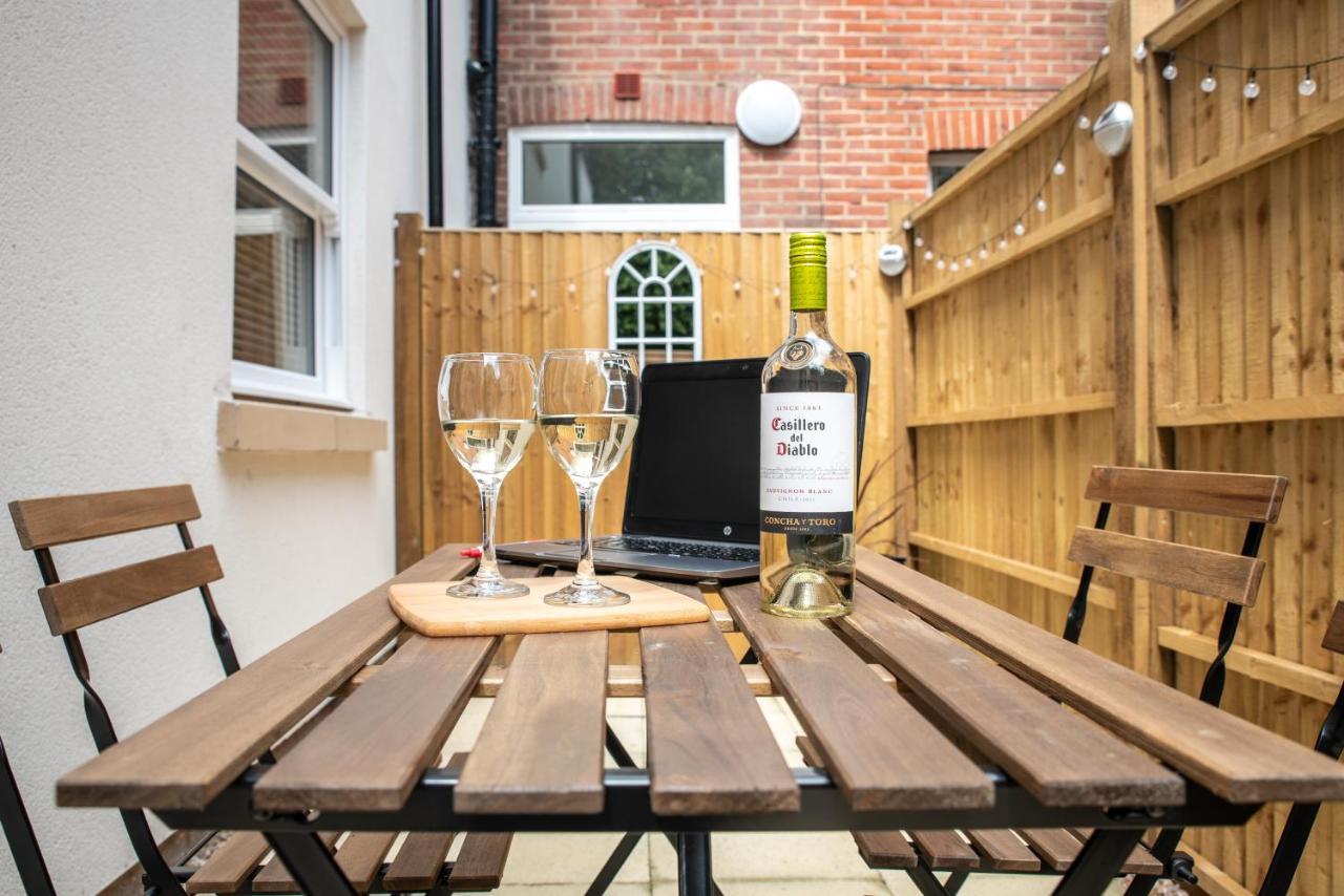 Southampton City Vibes: Central Apartment with Outdoor Space Exterior photo